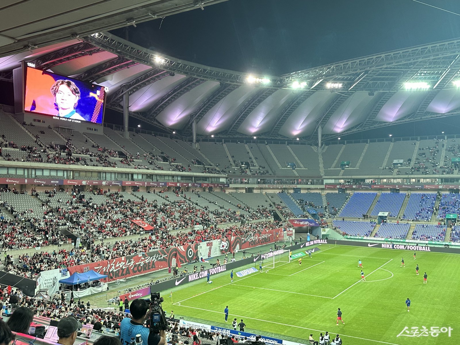 14일 서울월드컵경기장에서 열린 한국과 파라과이의 친선전은 썰렁한 분위기 속에서 치러졌다. 킥오프 직전 한산한 월드컵경기장 풍경. 상암|백현기 기자 hkbaek@donga.com