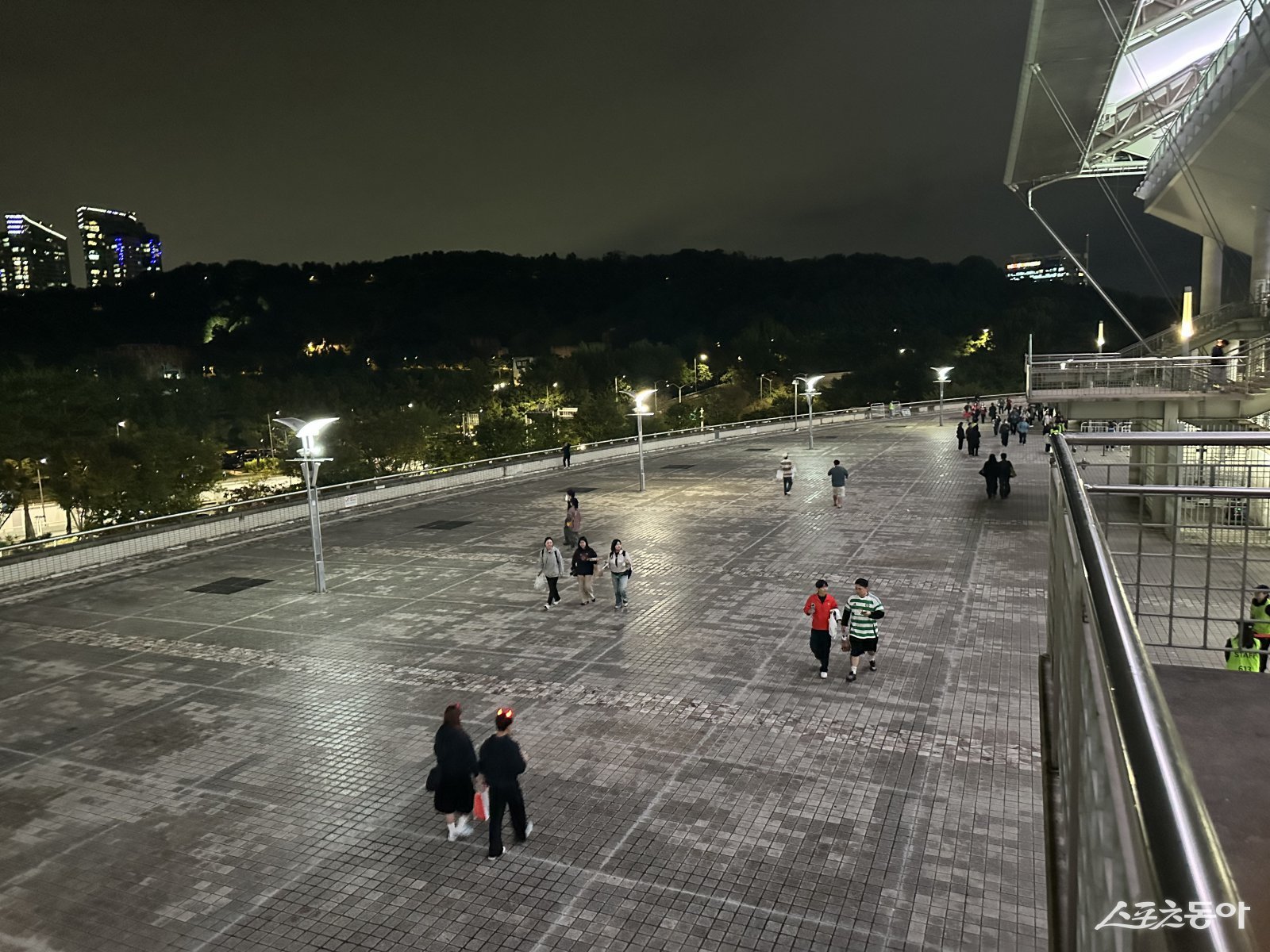 14일 서울월드컵경기장에서 열린 한국과 파라과이의 친선전은 썰렁한 분위기 속에서 치러졌다. 킥오프 직전 한산한 월드컵경기장 풍경. 상암|백현기 기자 hkbaek@donga.com