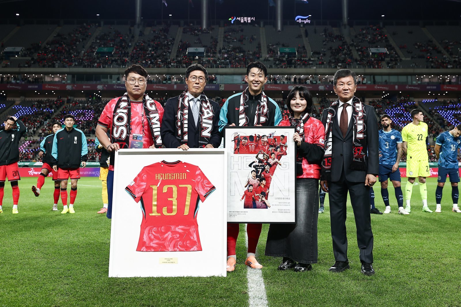 축구대표팀 주장 손흥민(가운데)이 A매치 통산 137번째 경기를 기념하기 위해 대한축구협회가 마련한 행사에서 자신을 축하해준 차범근 전 감독과 함께 포즈를 취하고 있다. 맨 오른쪽은 정몽규 대한축구협회 회장. 사진제공|대한축구협회