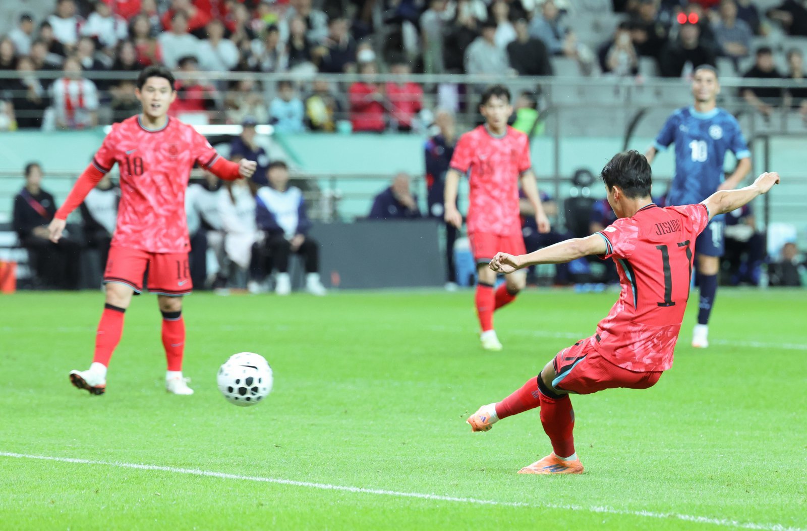 축구대표팀 엄지성(17번)이 14일 서울월드컵경기장에서 열린 파라과이 평가전에서 전반 15분 상대 실수를 틈타 침착한 선제골을 터트리고 있다. 상암|뉴시스