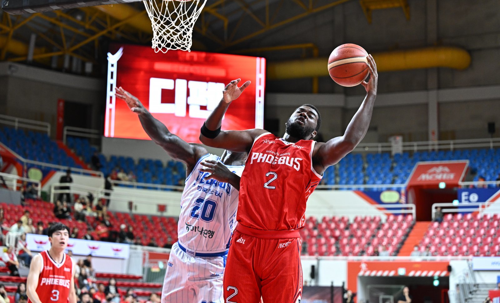 현대모비스 레이션 해먼즈(오른쪽)는 14일 울산 한국가스공사와 홈경기서 25점 12리바운드 2블록슛으로 더블 더블을 기록하며 연패 탈출을 이끌었다. 사진제공|KBL