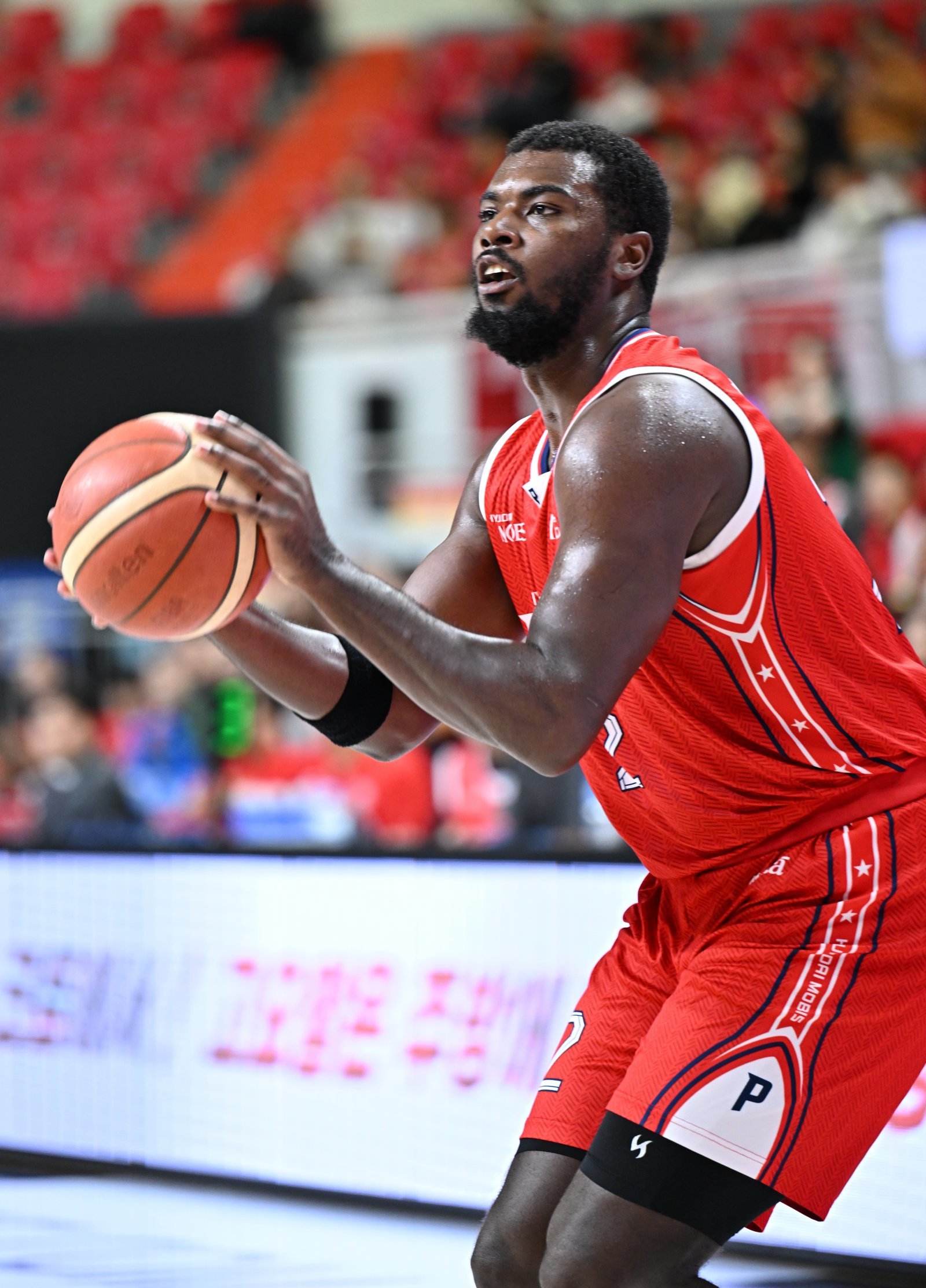 현대모비스 레이션 해먼즈는 14일 울산 한국가스공사와 홈경기서 25점 12리바운드 2블록슛으로 더블 더블을 기록하며 연패 탈출을 이끌었다. 사진제공|KBL