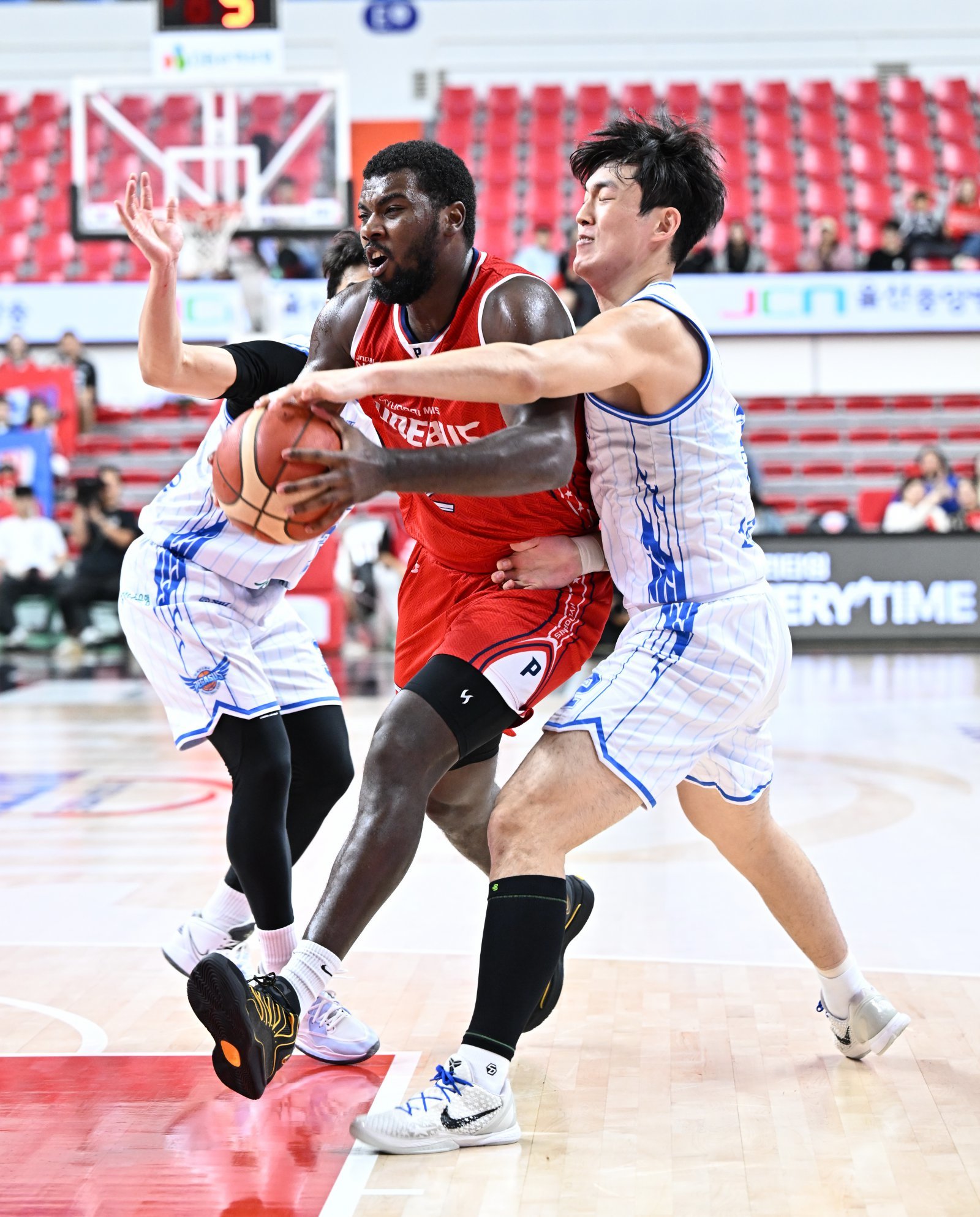 현대모비스 레이션 해먼즈(가운데)는 14일 울산 한국가스공사와 홈경기서 25점 12리바운드 2블록슛으로 더블 더블을 기록하며 연패 탈출을 이끌었다. 사진제공|KBL