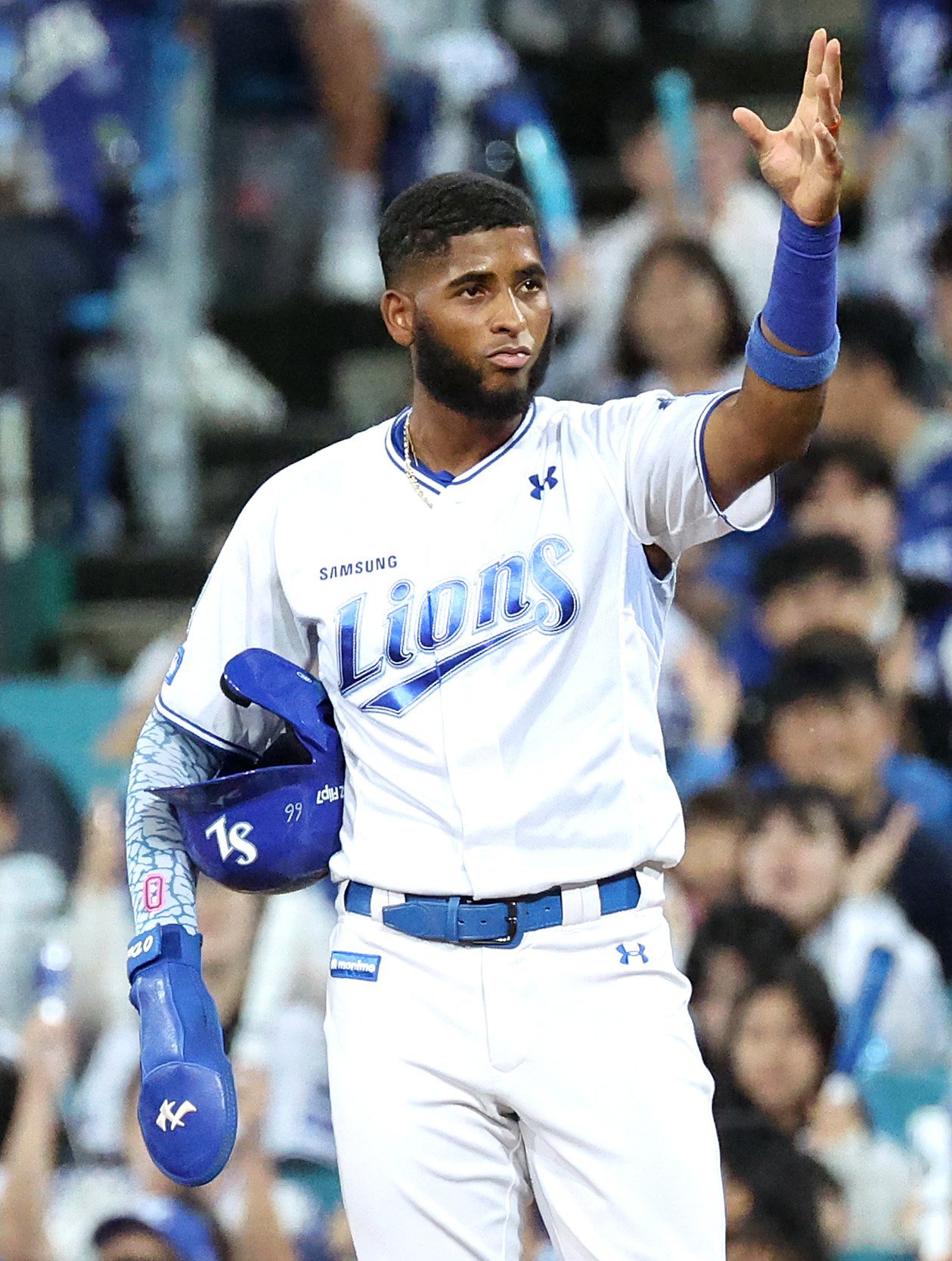 삼성 디아즈가 14일 대구 SSG와 준PO 4차전에서 8회말 결정적 2점홈런을 쳐내며 팀의 6-3 승리를 이끌었다. 시리즈 전적 3승1패를 마크한 삼성은 17일부터 한화와 PO를 치르게 됐다. 6회말 적시타를 쳐낸 뒤 환호하는 디아즈. 대구|뉴시스