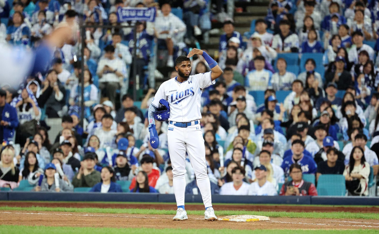 삼성 디아즈가 14일 대구 SSG와 준PO 4차전에서 8회말 결정적 2점홈런을 쳐내며 팀의 6-3 승리를 이끌었다. 시리즈 전적 3승1패를 마크한 삼성은 17일부터 한화와 PO를 치르게 됐다. 6회말 적시타를 쳐낸 뒤 환호하는 디아즈. 대구|뉴시스