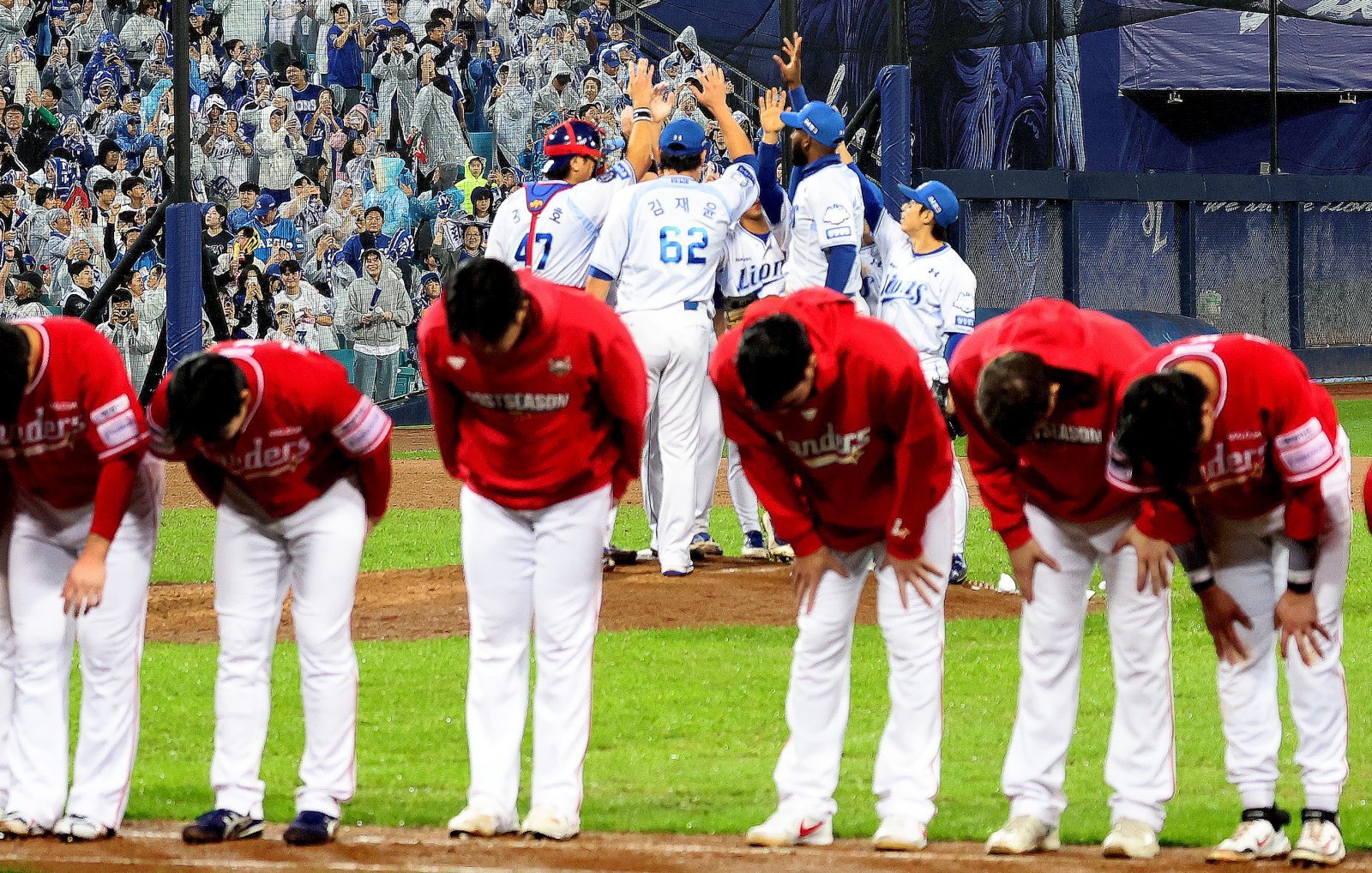 SSG 선수들이 13일 대구삼성라이온즈파크에서 열린 삼성과 준플레이오프 3차전에서 3-5로 패한 뒤 팬들을 향해 인사를 하고 있다. SSG는 14일 4차전에서도 2-5로 져 시리즈 전적 최종 1승3패로 가을야구 무대에서 퇴장했다. 대구|뉴시스