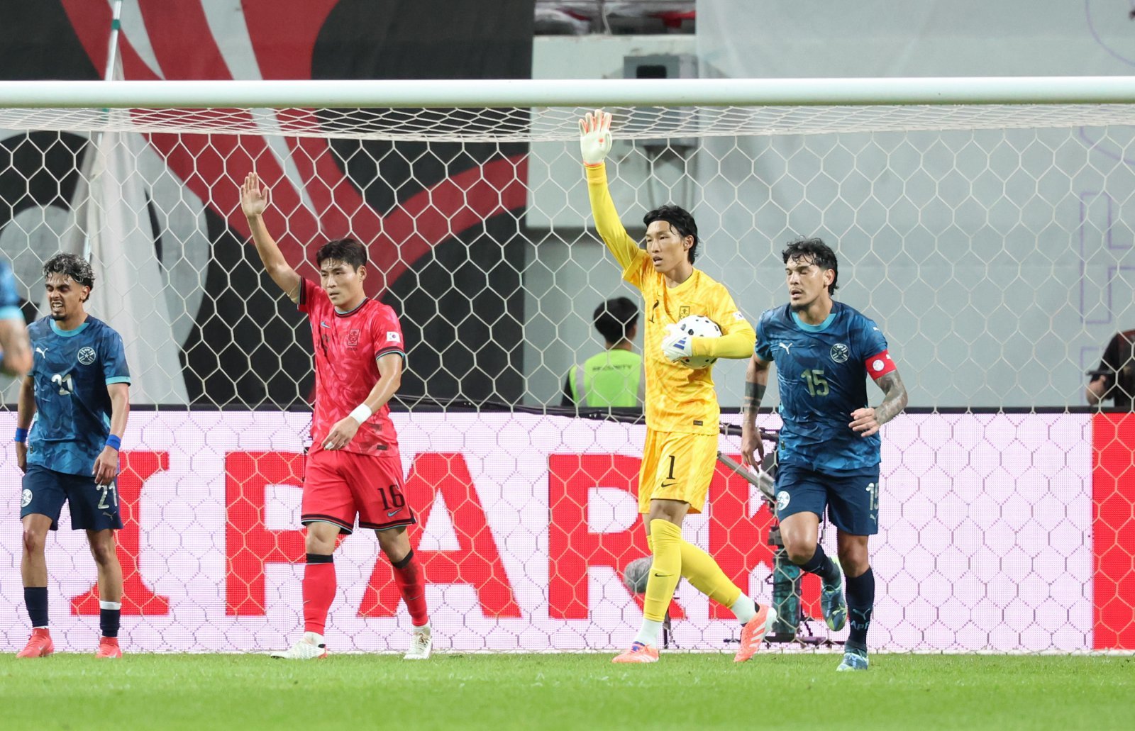 축구국가대표팀 골키퍼(1번) 김승규가 14일 서울월드컵경기장에서 열린 파라과이와 평가전 도중 상대 세트피스 공격을 막아낸 뒤 수비라인을 재정비하고 있다. 이날 무실점을 기록한 그는 향후 조현우와 치열한 주전 경쟁을 예고했다. 상암│뉴시스