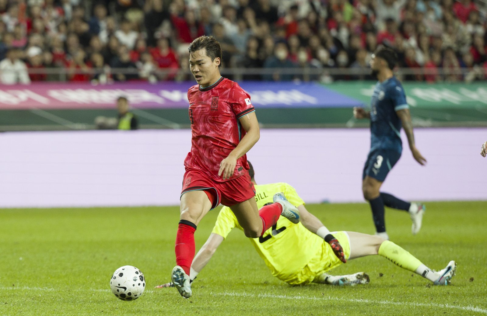 축구대표팀 오현규가 14일 서울월드컵경기장에서 열린 파라과이 평가전에서 후반 30분 단독 찬스에서 상대 골키퍼를 제치며 추가골을 터트리고 있다. 상암|뉴시스