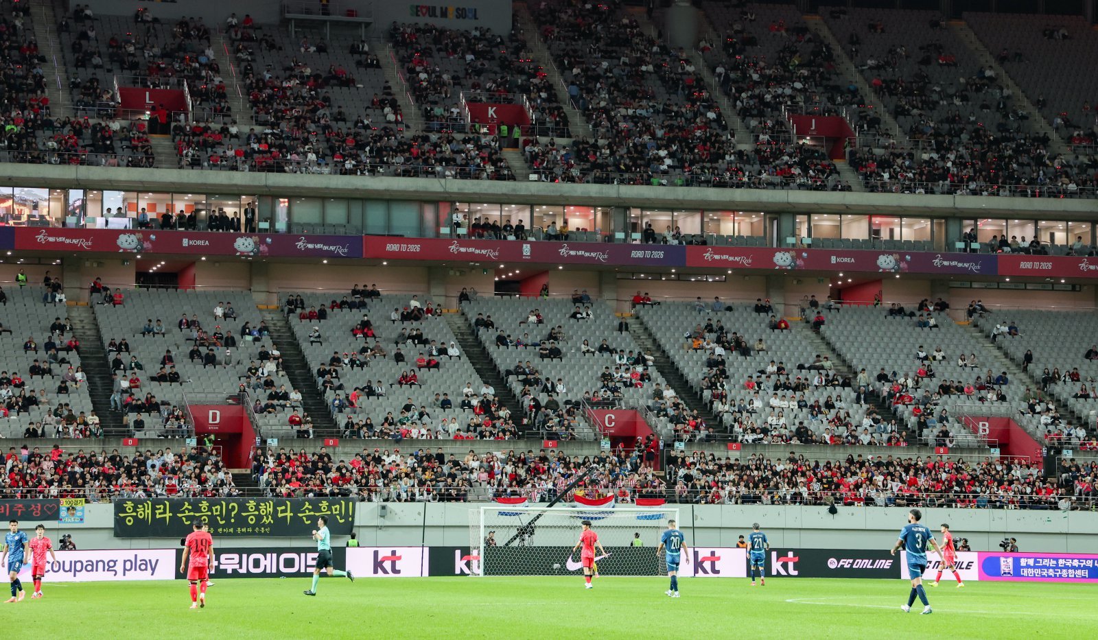한국-파라과이전이 열린 14일 서울월드컵경기장에는 고작 2만2206명의 관중만이 찾았다. 상암벌 역대 A매치 최소관중 6위다. 상암|뉴시스