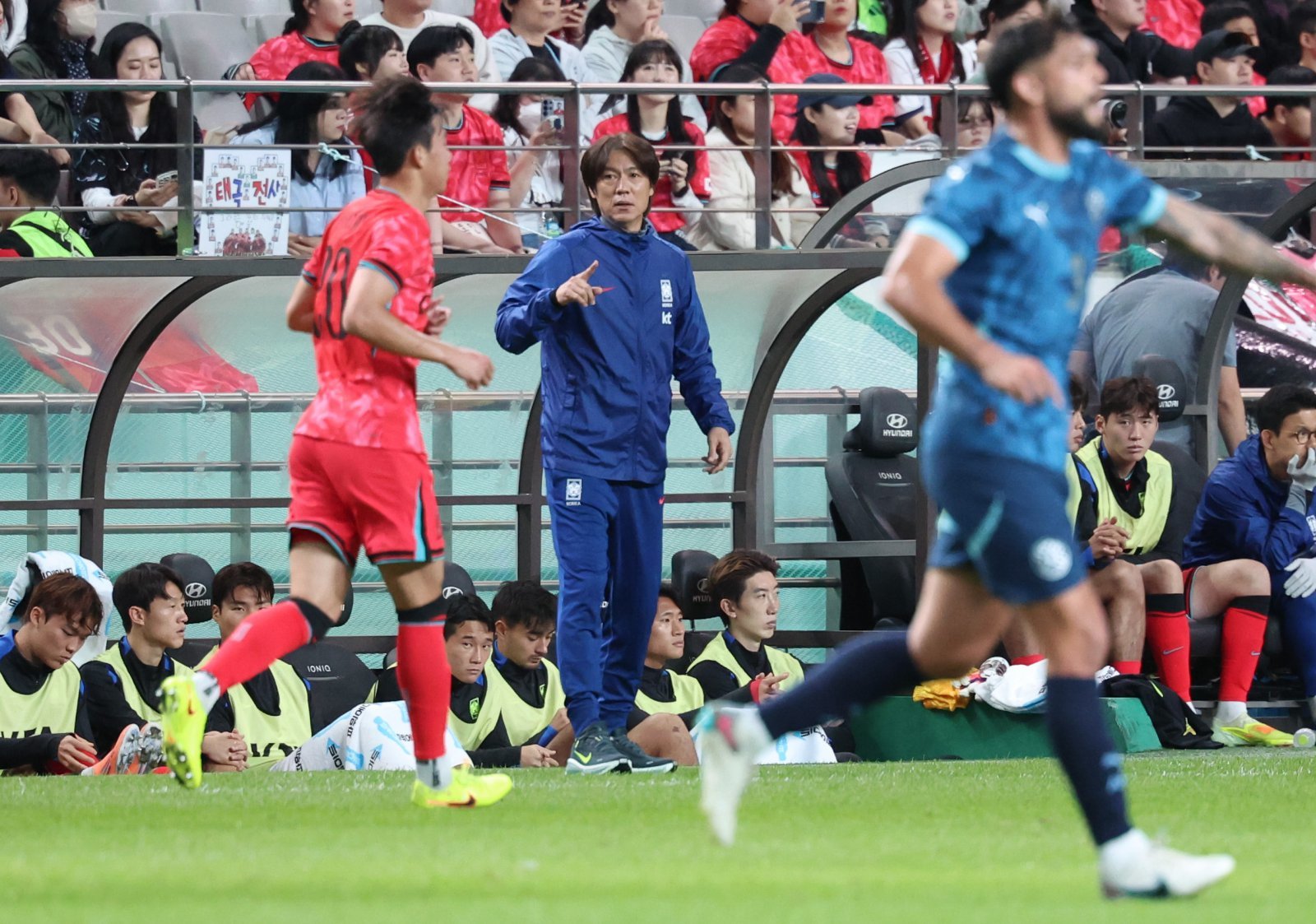 홍명보 축구대표팀 감독이 14일 서울월드컵경기장에서 열린 파라과이 평가전 도중 그라운드로 작전 사인을 보내고 있다. 상암|뉴시스