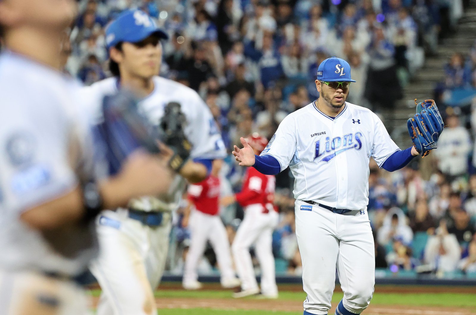 삼성 후라도(오른쪽)가 14일 대구 SSG와 준PO 4차전에서 7이닝 2안타 2사사구 9탈삼진 무실점의 호투로 팀의 5-2 승리를 이끌었다. 7회 투구를 마친 뒤 기뻐하는 후라도. 대구|뉴시스