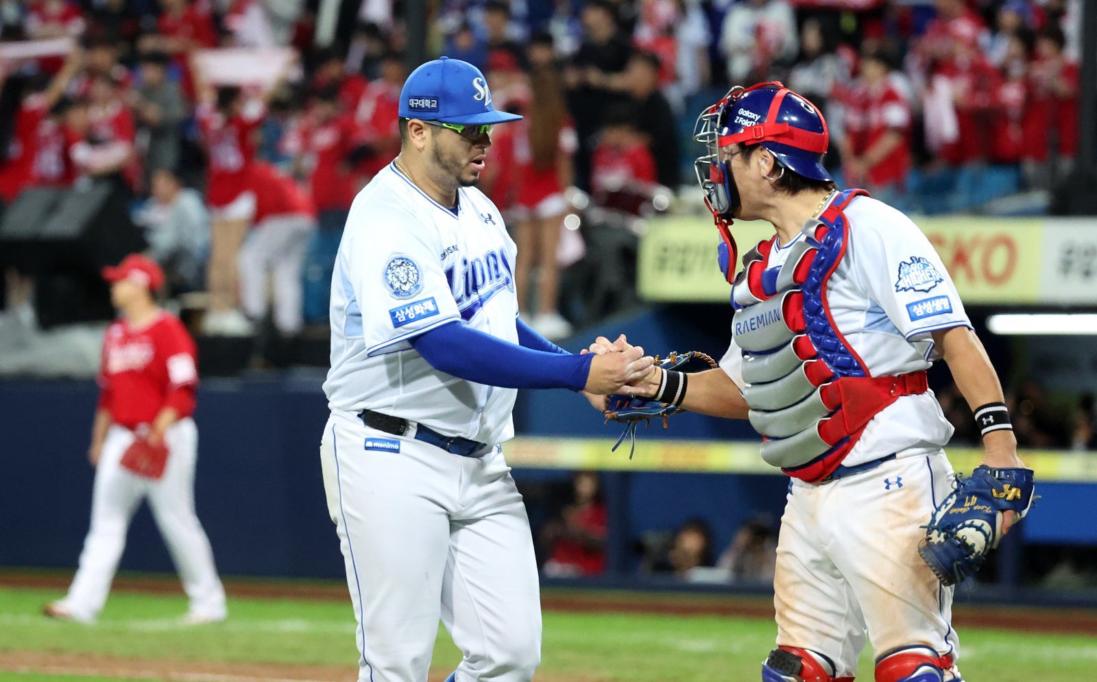 삼성 후라도(오른쪽)가 14일 대구 SSG와 준PO 4차전에서 7이닝 2안타 2사사구 9탈삼진 무실점의 호투로 팀의 5-2 승리를 이끌었다. 7회 투구를 마친 뒤 기뻐하는 후라도. 대구|뉴시스