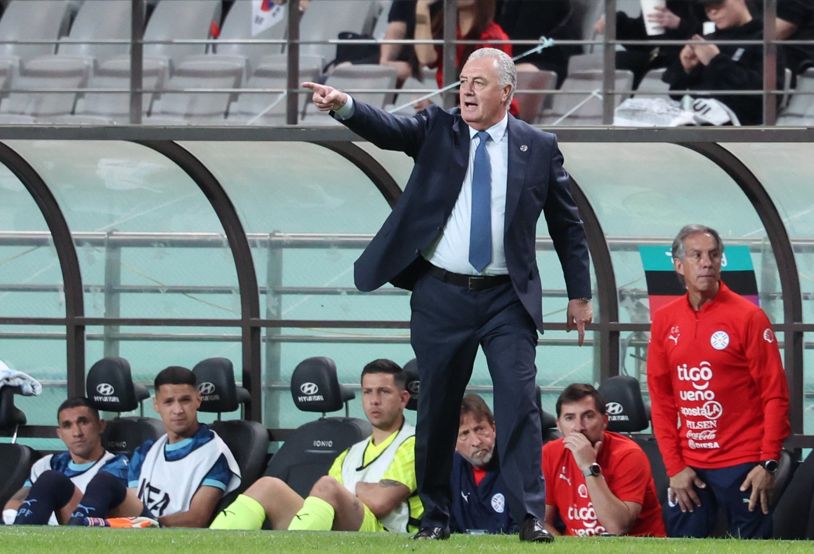 구스타보 알파로 파라과이축구대표팀 감독은 14일 서울월드컵경기장에서 열린 한국전에서 0-2로 패한 뒤 한국의 스리백에 대한 평가를 남겼다. 윙백을 활용한 전개, 측면에서 중앙으로 파고드는 빌드업을 칭찬하며 2026북중미월드컵에서도 경쟁력이 있을 것 같다고 칭찬했다. 상암│뉴시스