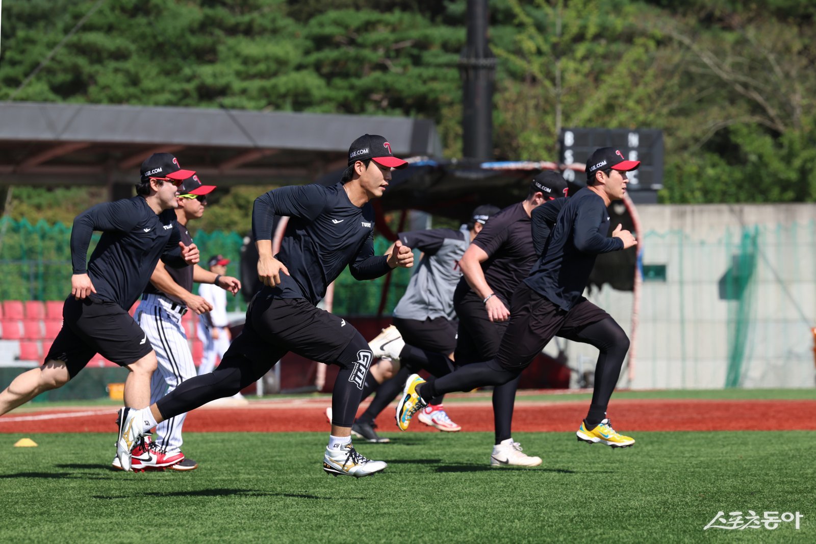 LG 선수들이 9일 이천 LG챔피언스파크에서 열린 한국시리즈 대비 합숙 훈련 도중 러닝 훈련을 소화하고 있다. 사진제공|LG 트윈스