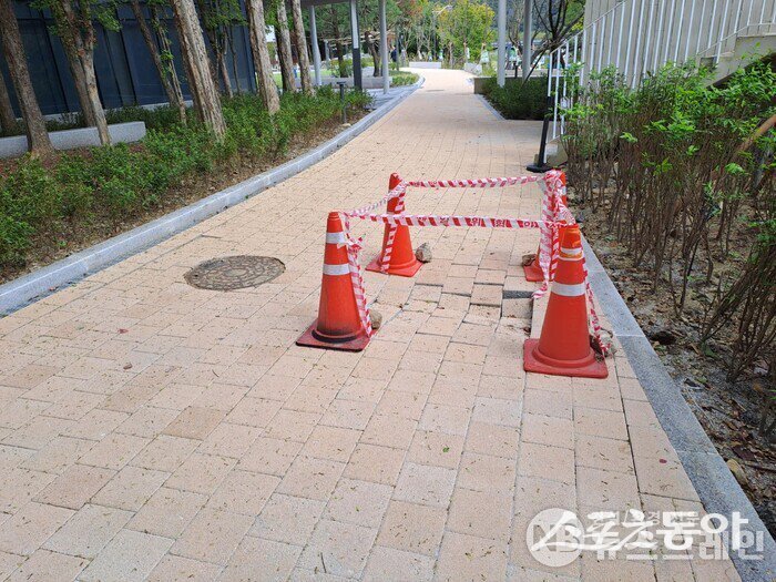 9월 26일 주변도로 침하 모습.  사진ㅣ뉴스브레인