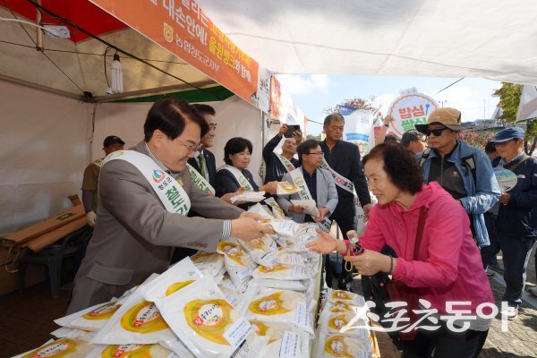 김하수 청도군수가 지난해 행사장에서 축제 방문자들에게 기념품을 전달하고 있다. 사진제공 ㅣ 청도군