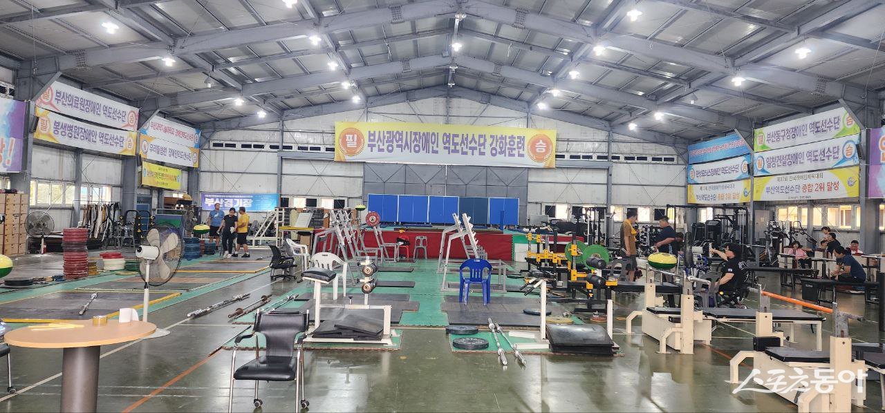 부산시장애인역도연맹 선수단의 훈련장 모습. 훈련장 확보없이 퇴거 명령을 내린 市체육시설관리사업소의 미온적 행정 비판 커지고 있다.