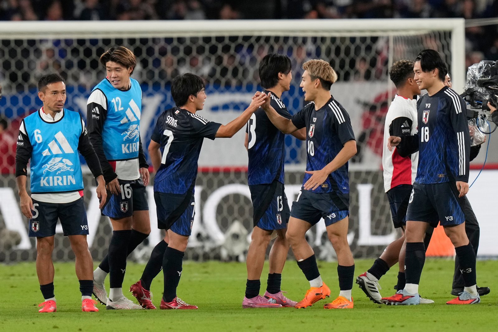 일본축구대표팀 선수들이 14일 도쿄 아지노모토 스타디움에서 벌어진 브라질과 평가전에서 3-2 역전승을 거둔뒤 환호하고 있다. 경기 전까지 상대전적 2무11패로 열세였던 일본은 13전14기 끝에 브라질을 잡는데 성공했다. 도쿄│AP뉴시스