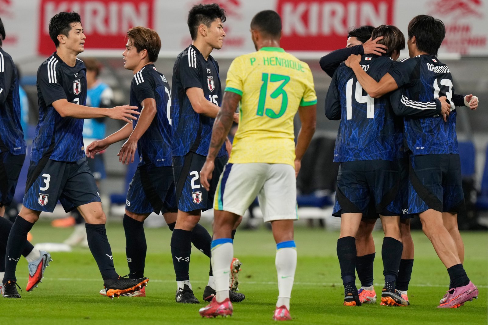일본축구대표팀 선수들이 14일 도쿄 아지노모토 스타디움에서 벌어진 브라질과 평가전에서 3-2 역전승을 거둔뒤 환호하고 있다. 경기 전까지 상대전적 2무11패로 열세였던 일본은 13전14기 끝에 브라질을 잡는데 성공했다. 도쿄│AP뉴시스
