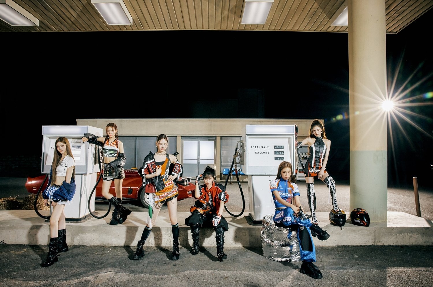 이즈나(izna)가 두 번째 미니앨범 ‘Not Just Pretty’로 강렬한 퍼포먼스와 완벽한 라이브를 선보이며 ‘예쁘기만 한 걸그룹’을 넘어선 존재감을 각인시켰다. 사진제공 | 웨이크원