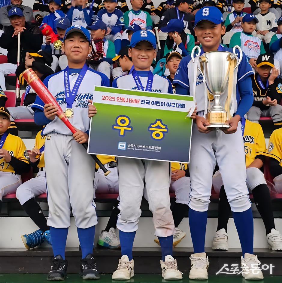 2025 안동시장배 전국어린이야구대회 U-13 청룡에서 공동 우승을 거머쥔 경기 시흥시유소년야구단. 사진 제공｜대한유소년야구연맹