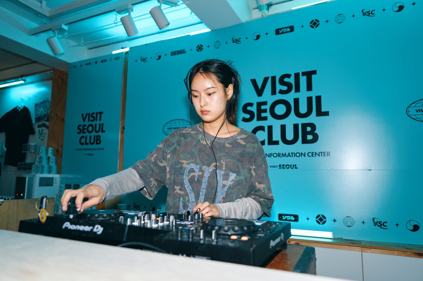 비짓서울클럽 2차 행사에서 디제잉하는 SCR DJ