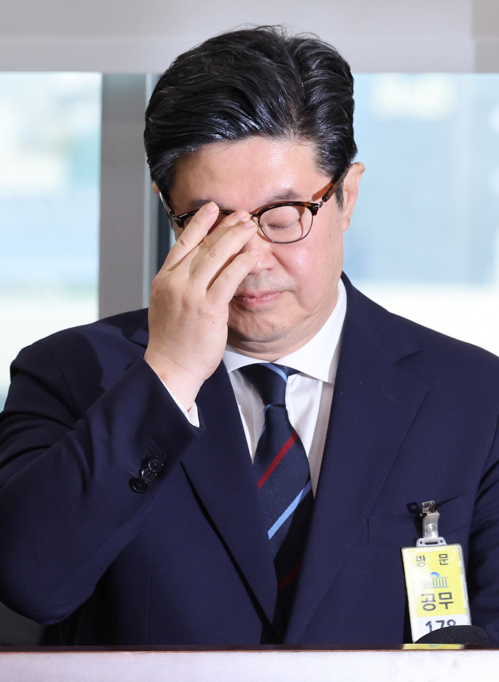 김병주 MBK파트너스 회장이 14일 오후 서울 여의도 국회에서 열린 정무위원회 국정감사에서 안경을 고쳐쓰고 있다.    뉴시스