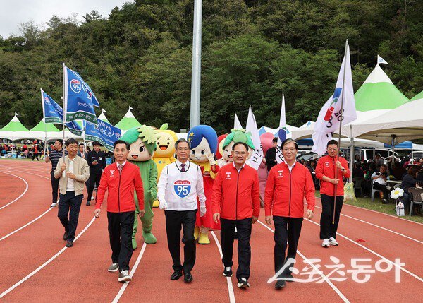 ‘남북9축고속도로 조기건설 기원’ 연합 퍼포먼스에서 강원·경북 10개 시·군 대표단이 함께 걸어가고 있는 모습. 사진제공ㅣ영양