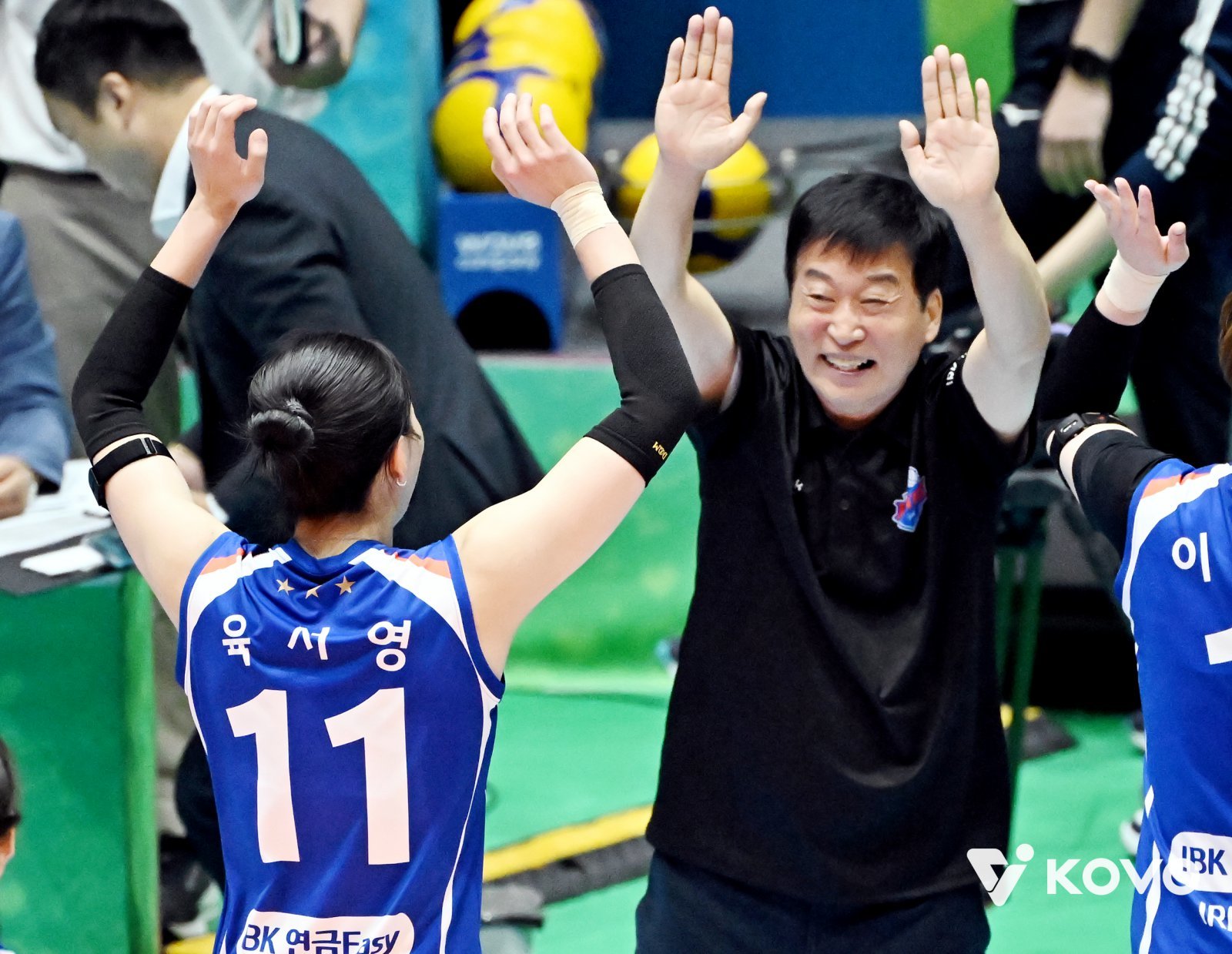 김호철 IBK기업은행 감독(오른쪽)이 지난달 28일 한국도로공사와 KOVO컵 결승에서 우승을 확정한 뒤 육서영과 손뼉을 마주치며 기뻐하고 있다. 사진제공｜KOVO