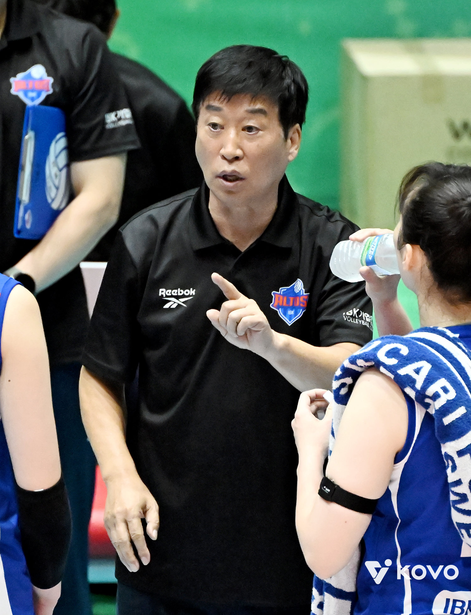 김호철 IBK기업은행 감독(오른쪽)이 지난달 28일 한국도로공사와 KOVO컵 결승에서 선수들에게 작전을 지시하고 있다. 사진제공｜KOVO