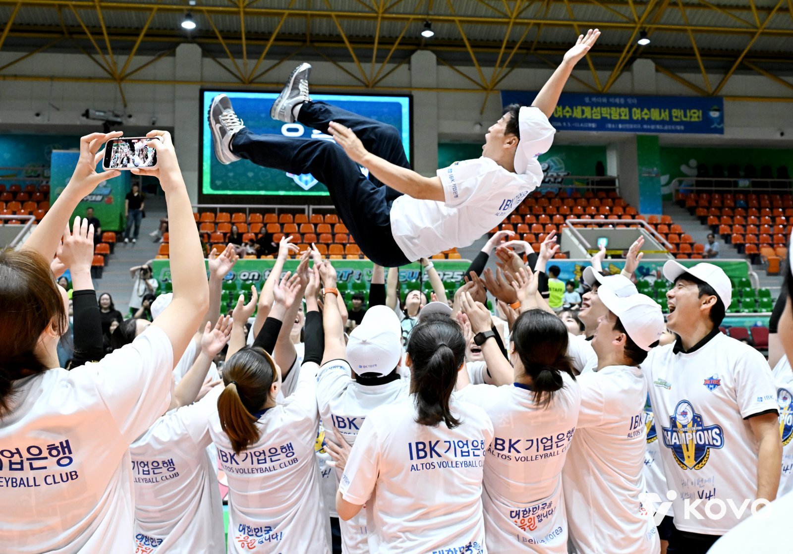 김호철 IBK기업은행 감독(오른쪽)이 지난달 28일 한국도로공사와 KOVO컵 결승에서 우승을 확정한 뒤 선수들에게 헹가래를 받고 있다. 사진제공｜KOVO