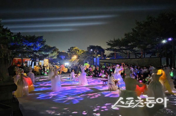 ‘2025 국가유산 미디어아트 고령 지산동 고분군’ 무대에서 공연이 펼쳐지고 있는 모습. 사진제공ㅣ고령군