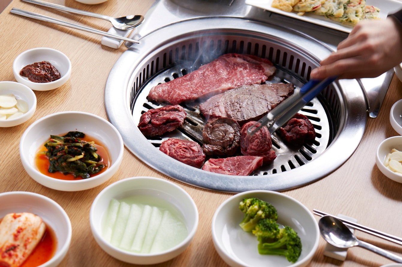 한화리조트 평창 대관령한우에서 고기를 굽는 모습