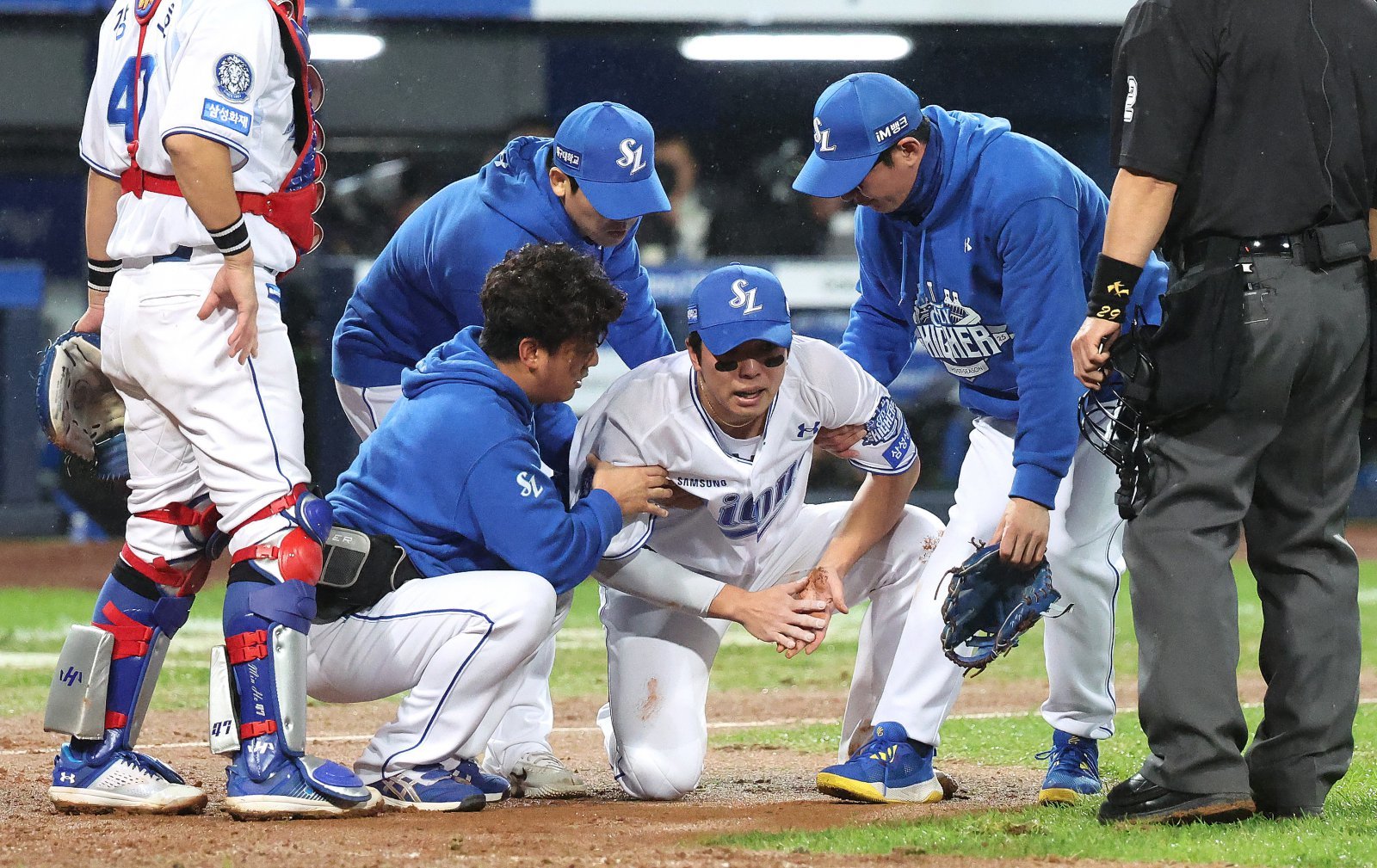 각 팀은 한해 농사를 그르치지 않기 위해 PS 기간 선수단 부상 방지에 총력을 다해야 한다. 삼성 김영웅(가운데)은 준PO 3차전서 허리 부상을 당했다.|뉴시스