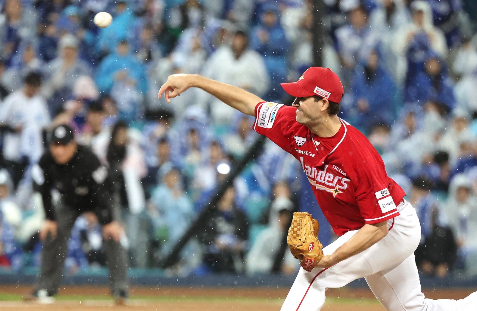 각 팀은 한해 농사를 그르치지 않기 위해 PS 기간 선수단 부상 방지에 총력을 다해야 한다. SSG 드류 앤더슨은 준PO를 앞두고 장염 증세로 컨디션 조절에 어려움을 겪었다.|뉴시스