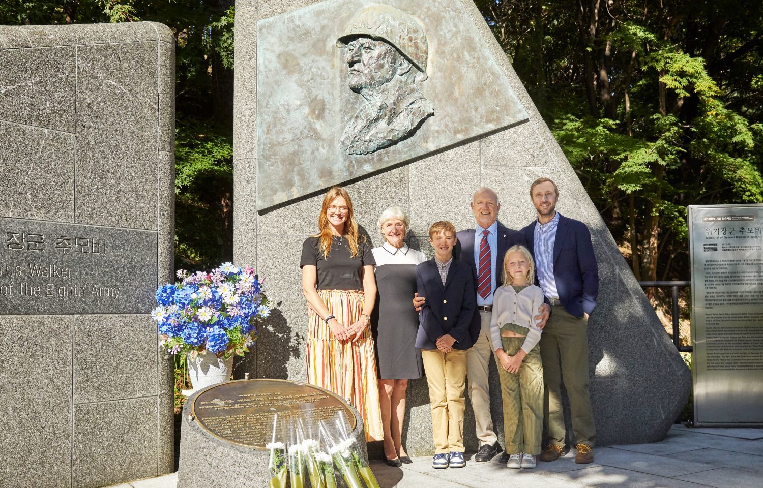 워커 장군의 손자 샘 워커 2세 부부와 딸 샬롯 올슨 가족이 워커힐 호텔 내 위치한 워커 장군 추모비에서 헌화 및 추모 후 기념촬영을 하고 있다