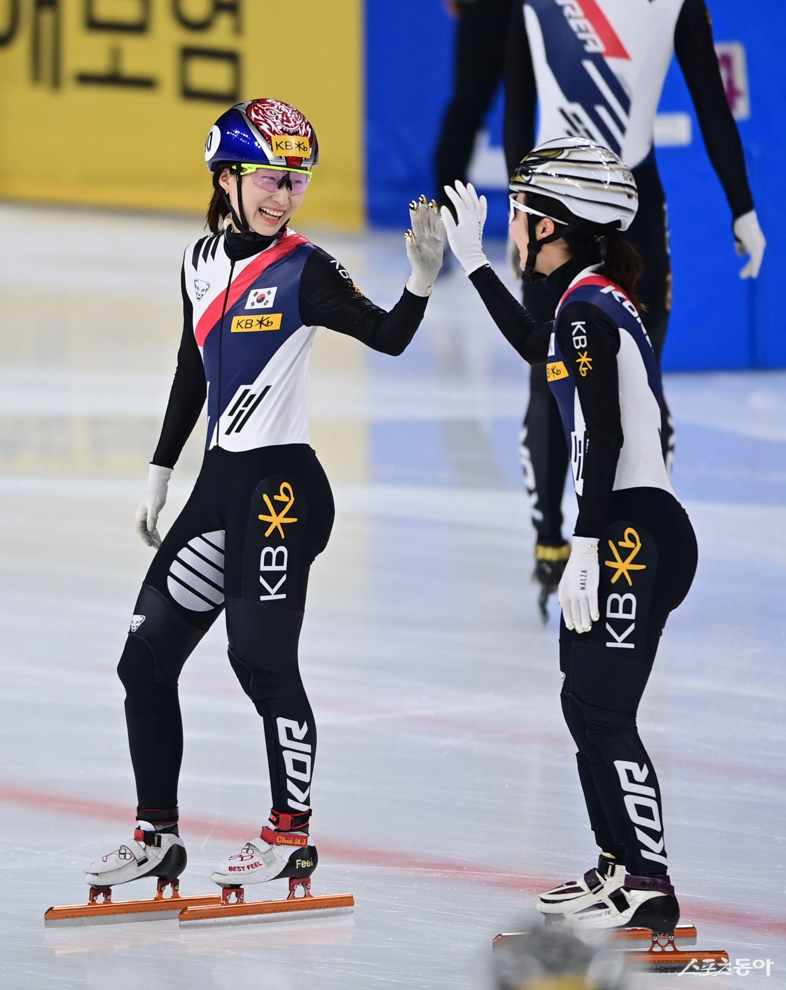 최민정(왼쪽)과 김길리는 여자쇼트트랙의 쌍두마차로 활약하고 있다. 스포츠동아DB
