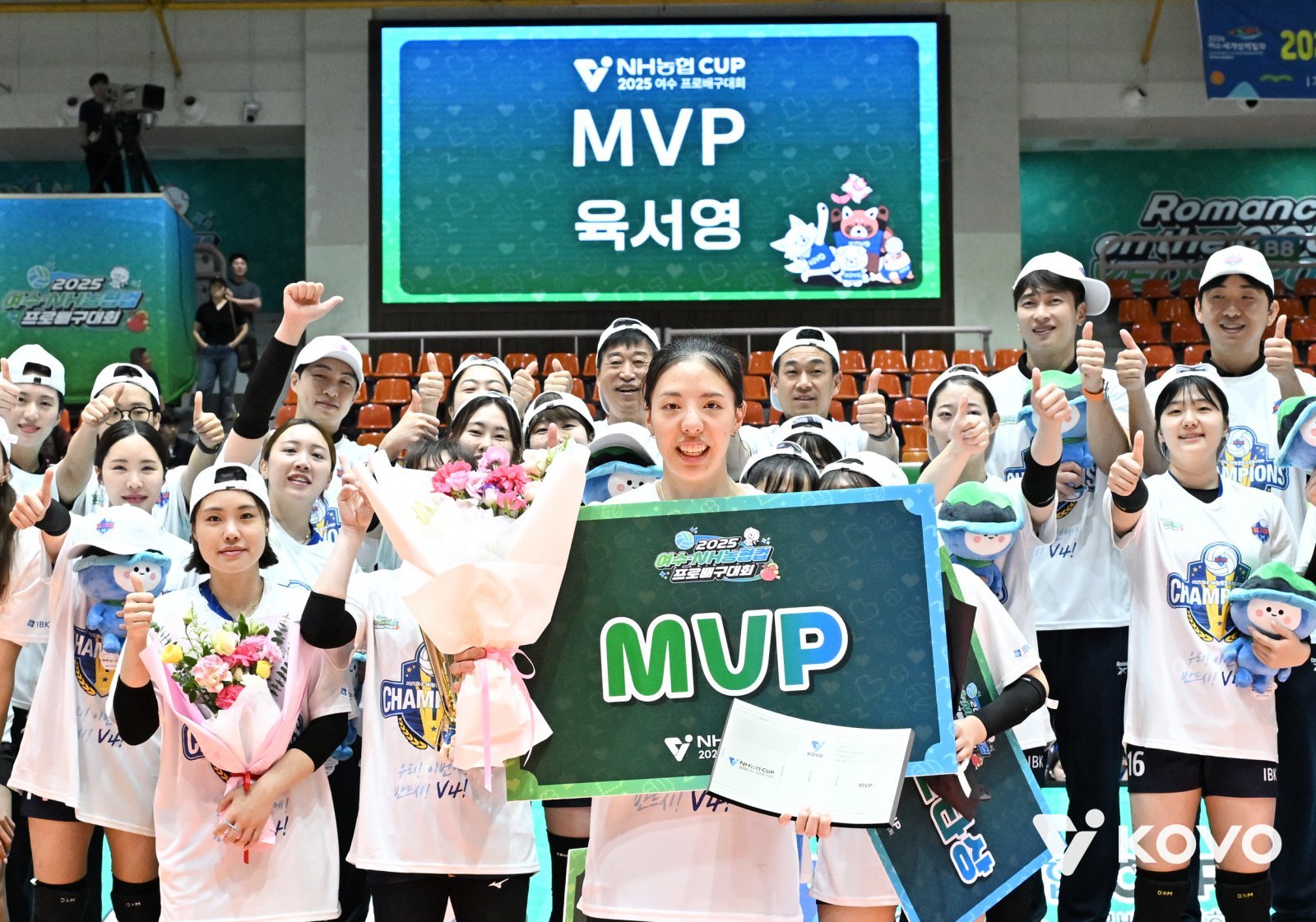 IBK기업은행 레프트 육서영(가운데)은 팀에서 7번째 시즌을 준비한다. 이제는 팀의 주축으로 거듭난 그는 새 시즌 리시브와 결정타를 높이는 것을 목표로 잡았다. 지난달 KOVO컵에서 팀의 우승을 이끌며 대회 MVP로 선정된 육서영. 사진제공|KOVO