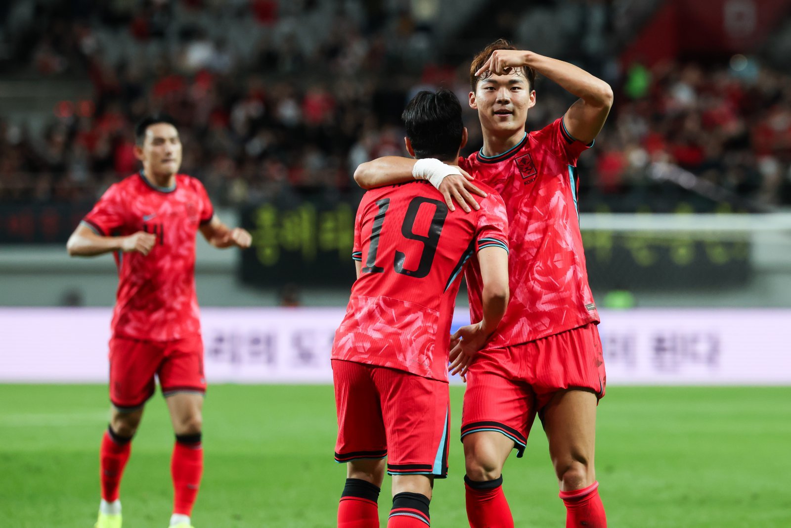 축구대표팀 오현규(오른쪽)가 14일 서울월드컵경기장에서 열린 파라과이와 친선경기에서 후반 30분 득점한 뒤 ‘택배 패스’로 어시스트해준 이강인을 끌어안고 기뻐하고 있다. 사진제공|대한축구협회