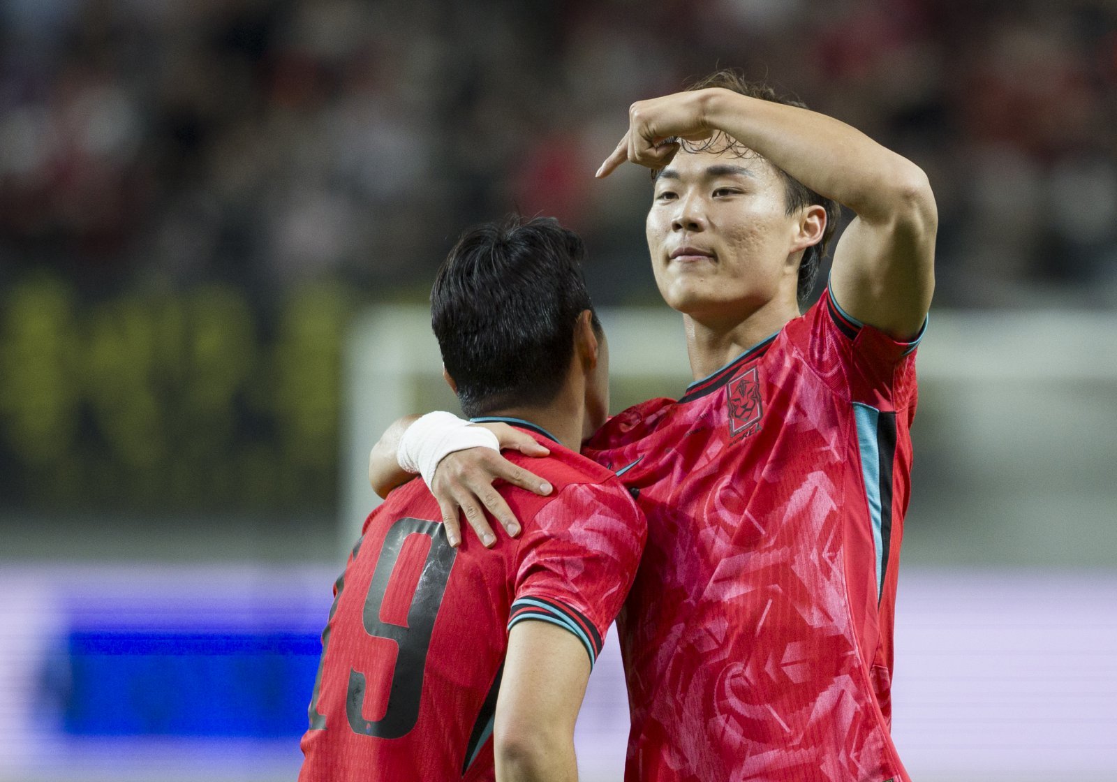 축구대표팀 오현규(오른쪽)가 14일 서울월드컵경기장에서 열린 파라과이와 친선경기에서 후반 30분 득점한 뒤 ‘택배 패스’로 어시스트해준 이강인을 끌어안고 기뻐하고 있다. 상암|뉴시스