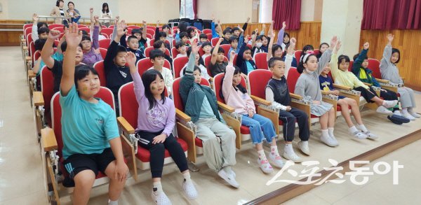 청도초등학교 유치원 및 1·2학년 학생들이 인형극 공연을 보며 즐거워하고 있다. 사진제공 ㅣ 청도교육지원청