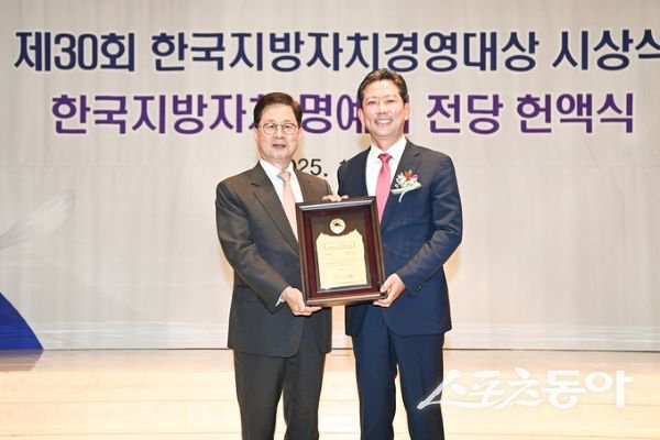 김장호 구미시장(오른쪽)이 14일 서울 공군 호텔에서 열린 제30회 한국지방자치경영대상 시상식에서 이달곤 전 행안부 장관으로부터 최고 영예인 ‘종합대상’을 수상·기념사진을 찍고 있고 있는 모습. 사진제공ㅣ구미시