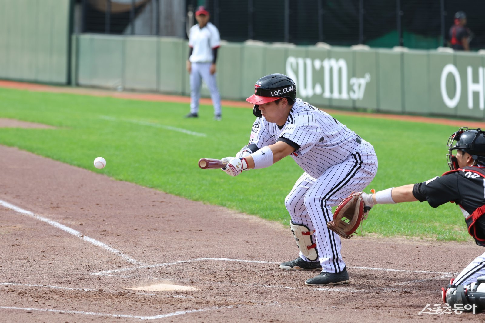 LG 김현수가 15일 이천 LG챔피언스파크에서 열린 한국시리즈 대비 청백전 도중 번트를 대고 있다. 사진제공｜LG 트윈스