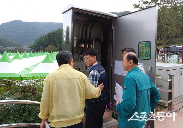 정읍시가 ‘정읍 구절초 꽃축제’의 성공적인 개최를 위해 행정안전부·전북특별자치도와 함께 지난 13일과 14일 합동 안전점검을 실시하고 있다. 사진제공=정읍시