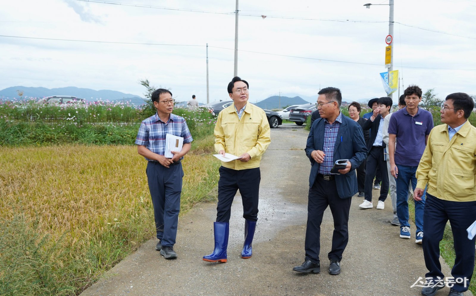 윤병태 나주시장(좌측에서 두 번째)이 15일 반남면 덕산리 일대 피해 논을 방문해 현황을 점검하고 있다. 사진제공=나주시