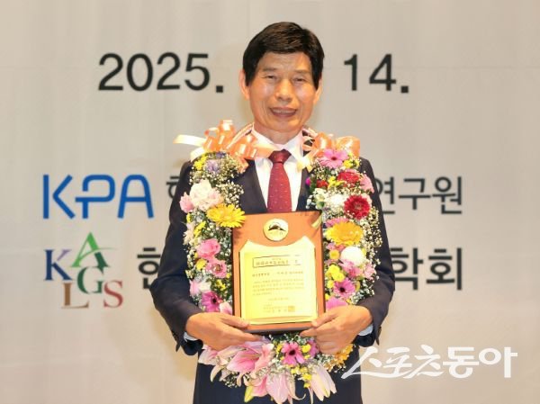 이태훈 달서구청장이 제30회 한국지방자치경영대상 ‘최고경영자상‘ 수상 기념 사진을 찍고 있는 모습. 사진제공ㅣ대구 달서