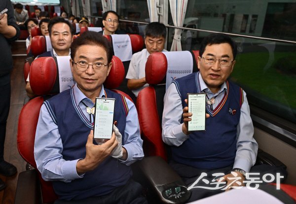 이철우 경북도지사와 주낙영 경주시장이 APEC 셔틀버스에 탑승해 노선을 검색하고 있다. 사진제공 ㅣ 경북도