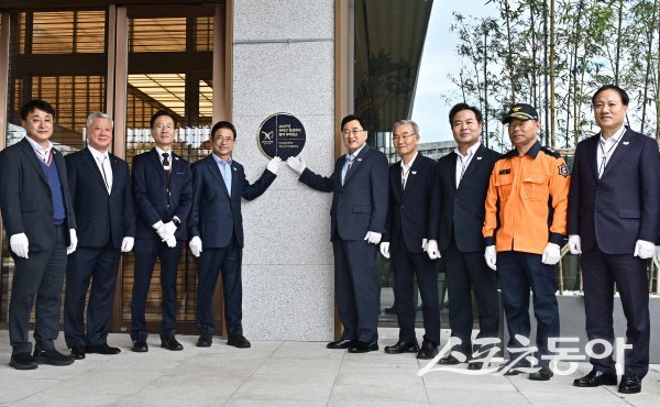 점검단이 2025 APEC 협력 숙박업소인 ‘소노캄 호텔 인증패’ 제막식을 하고 있다. 사진제공 ㅣ 경북도