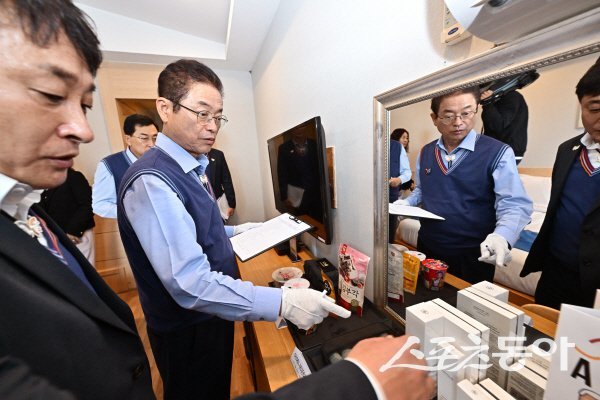 이철우 경북도지사가 체크리스트로 베니키아 스위스 로젠호텔 시설을 직접 점검하고 있다. 사진제공 ㅣ 경북도
