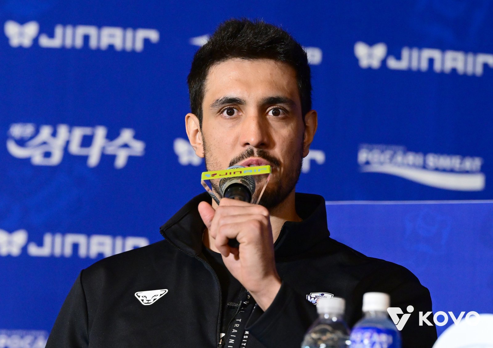 우리카드 아라우조(사진)가 15일 서울 청담동 리베라호텔에서 열린 ‘진에어 2025~2026 V리그 남자부 미디어데이’에서 취재진의 질문에 대답하고 있다. 그는 한국전력 베논과 함께 각 팀 대표 선수들로부터 ‘새 시즌 가장 기대대되는 새 외국인 선수’ 로 지목됐다. 사진제공│KOVO